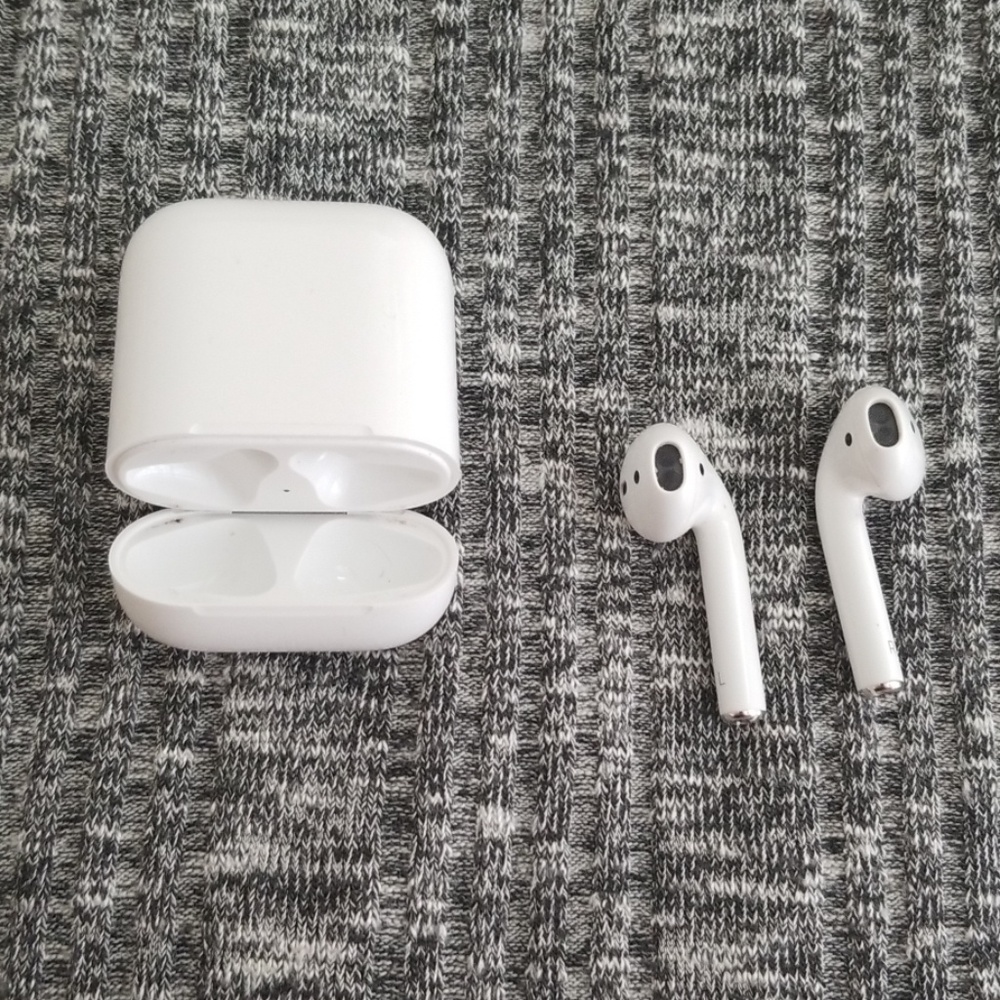 AUTHENTIC  APPLE AIRP 1st GEN
